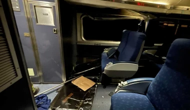 Τρένο διαλύει φορτηγό που μετέφερε αυτοκίνητα [Video]