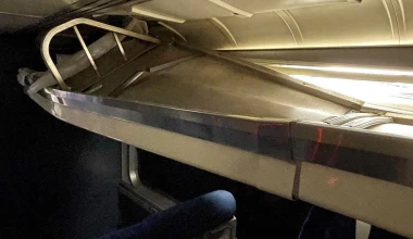 Τρένο διαλύει φορτηγό που μετέφερε αυτοκίνητα [Video]