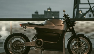 Ο Lewis Hamilton κάνει «κόλπα» πάνω σε ηλεκτρική μηχανή [Video]