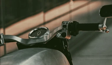 Ο Lewis Hamilton κάνει «κόλπα» πάνω σε ηλεκτρική μηχανή [Video]