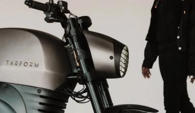 Ο Lewis Hamilton κάνει «κόλπα» πάνω σε ηλεκτρική μηχανή [Video]