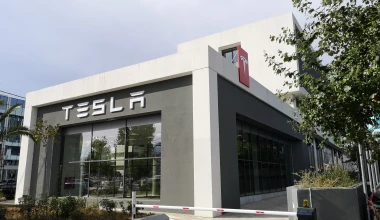 Αυτή είναι η πρώτη αντιπροσωπεία της Tesla στην Ελλάδα: Πού βρίσκεται - Πότε ανοίγει