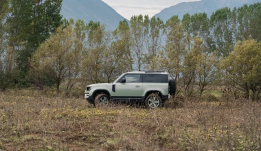 Το Land Rover Defender οργώνει σε off-road διαδρομές στην Ελλάδα 