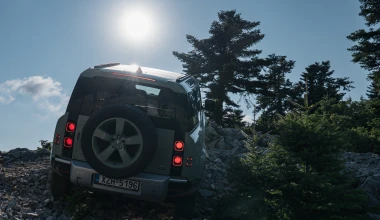 Το Land Rover Defender οργώνει σε off-road διαδρομές στην Ελλάδα 
