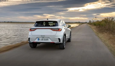 Οδηγούμε το νέο Lexus LBX: Ταράζει τα νερά το premium B-SUV