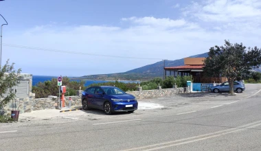Διακοπές με ηλεκτρικό αυτοκίνητο σε νησί - Πού θα φορτίσεις μόλις φτάσεις στο λιμάνι;
