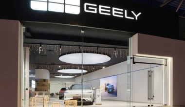 Αυτό είναι το πρώτο κατάστημα της Geely στην Ελλάδα – Και δίνει SUV με 254 ευρώ το μήνα