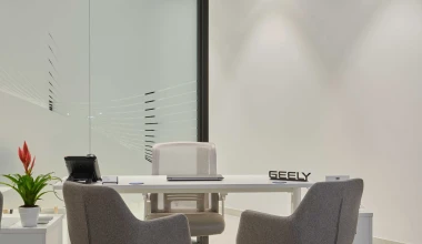 Αυτό είναι το πρώτο κατάστημα της Geely στην Ελλάδα – Και δίνει SUV με 254 ευρώ το μήνα