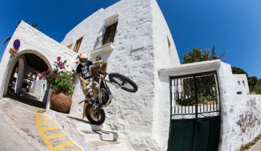 Julien, πιάσε δύο νεράκια κι έναν μέτριο