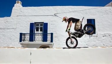 Julien, πιάσε δύο νεράκια κι έναν μέτριο

