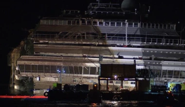 Όρθιο το Costa Concordia