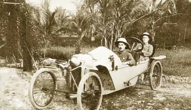 Bedelia Cyclecar: Ο οδηγός πίσω