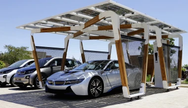 Γκαράζ από μπαμπού της BMW φορτίζει ηλεκτρικά αυτοκίνητα
