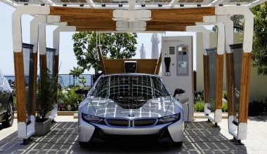 Γκαράζ από μπαμπού της BMW φορτίζει ηλεκτρικά αυτοκίνητα