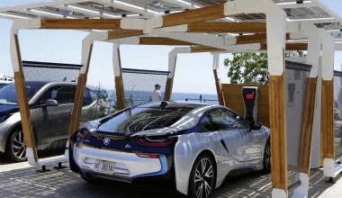 Γκαράζ από μπαμπού της BMW φορτίζει ηλεκτρικά αυτοκίνητα