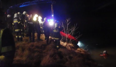 Μέσα σε λίμνη κατέληξε μια Ferrari F430

