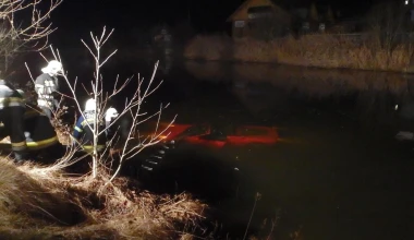 Μέσα σε λίμνη κατέληξε μια Ferrari F430

