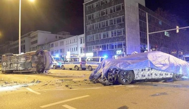 BMW 7άρα υπό δοκιμή τρακάρει με όχημα της Αστυνομίας

