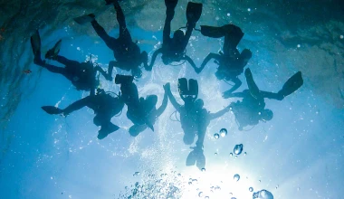 Μοναδική υποβρύχια χορευτική-εικαστική παράσταση

