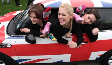 Ρεκόρ Guinness: Πόσες “κούκλες” χωράνε σε ένα Mini;