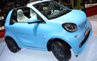 «Ξεσκεπάστηκε» το νέο Smart ForTwo cabrio Brabus