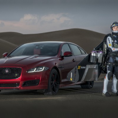 Άνθρωπος-πύραυλος κόντρα με Jaguar XJR (video)