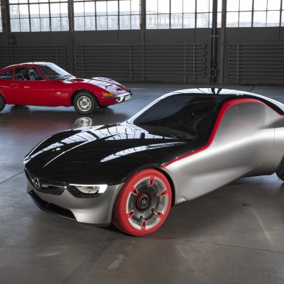 Το σύγχρονο Opel GT δίπλα στην ιστορία του
