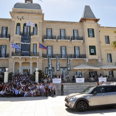 Η MINI στο Tweed Run στο νησί των Σπετσών