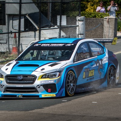 «Πέταξε» πάνω από το Isle of Man ο Higgins με το STi (video)