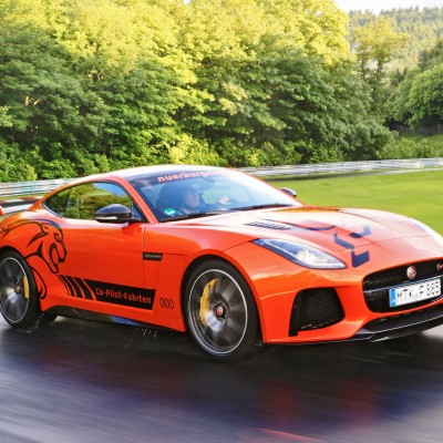 Βόλτα στο Nurburgring με ταξί Jaguar 575 ίππων