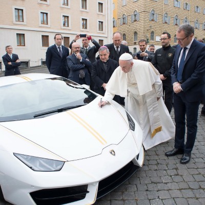 Πουλήθηκε η Lamborghini του... Πάπα