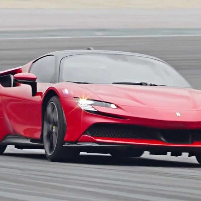 Ferrari SF90 Stradale με 1.000 «υβριδικούς» ίππους (video)