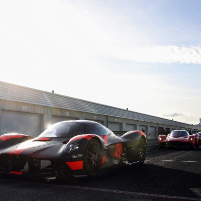 Οι Verstappen και Albon στο τιμόνι της Aston Martin Valkyrie (video)