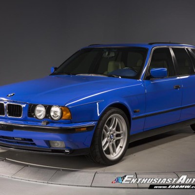 Μία σπάνια BMW M5 Touring του ’95 με χρώμα από Σαντορίνη είναι προς πώληση