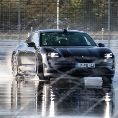 Ο Chris Harris επιχειρεί το μεγαλύτερο drift με Porsche Taycan (video)
