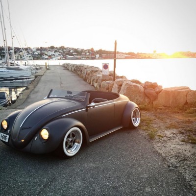 Μετέτρεψε ένα VW Beetle του ‘61, σε «κακό» μαύρο ματ roadster