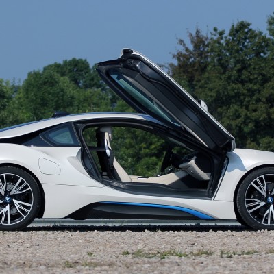 Έμποροι κοκαΐνης προσπάθησαν να περάσουν απαρατήρητοι με BMW i8 (Video)