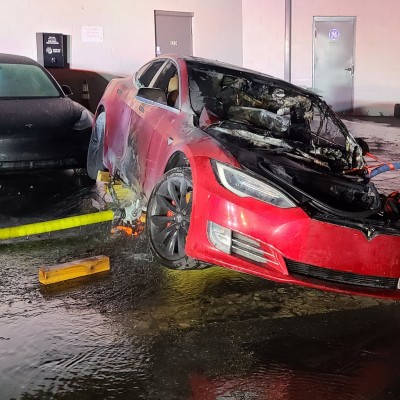 Ένα Tesla Model S P100D πήρε φωτιά σε συνεργείο!