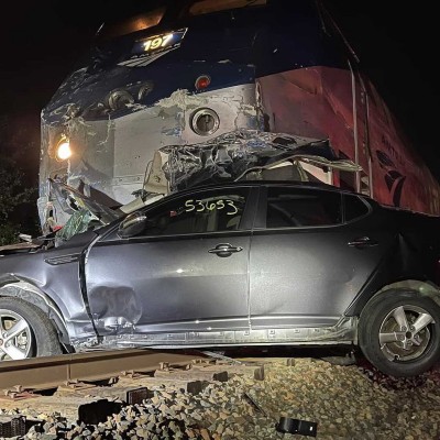 Τρένο διαλύει φορτηγό που μετέφερε αυτοκίνητα [Video]