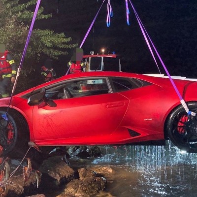 Οδηγός έκανε βουτιά σε λίμνη με τη Lamborghini του!