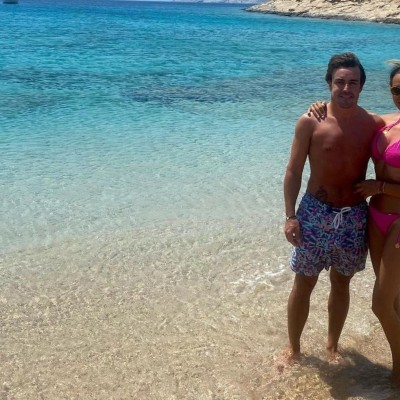 Ο Alonso, η Μύκονος, η σύντροφός του και ένα ηλεκτρικό όχημα