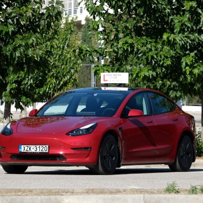 Αποκλειστικό: Η πρώτη σχολή οδηγών στην Ελλάδα με Tesla!