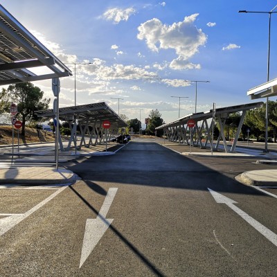 Στην εθνική οδό ο πρώτος υβριδικός σταθμός φόρτισης στην Ελλάδα [video]