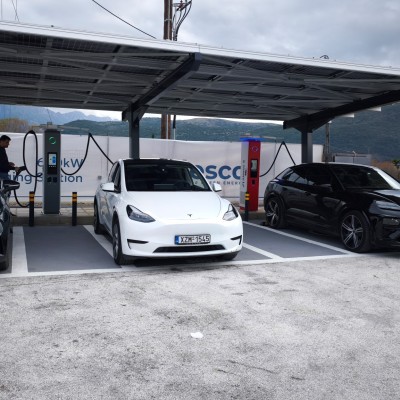 Ο ισχυρότερος φορτιστής στην Ελλάδα – 600 kW σε περιοχή που δεν περίμενε κανείς