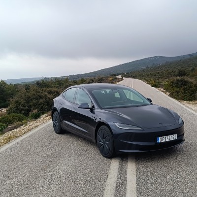 Οδηγούμε τη νέα και πιο προσιτή έκδοση του Tesla Model 3!