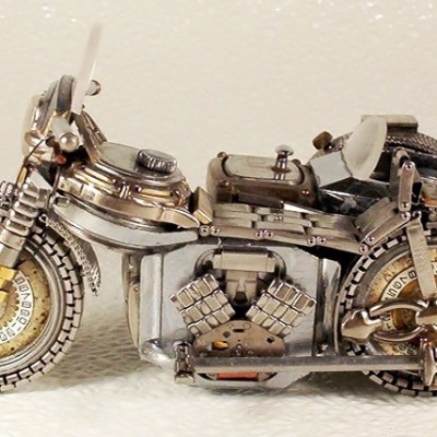 Μινιατούρες-γλυπτά από ρολόγια χειρός