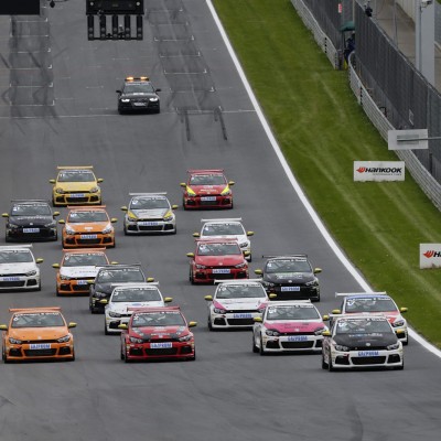 VW Scirocco R-Cup: Playmate με μπαλακλάβα