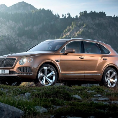 Οδήγησε την Bentayga στον πάγο με 11.900€ (VIDEO)