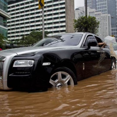Πλημμυρισμένη Rolls Royce στην Τζακάρτα