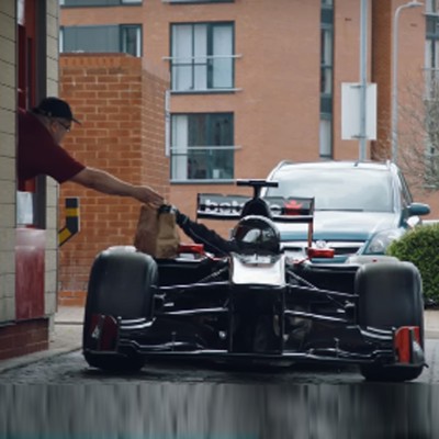Formula 1 παραγγέλνει… φαγητό σε drive thru (video)